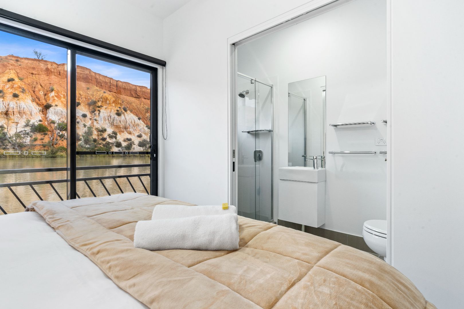 SA_MurrayRiverWalk_HighRiverHouseboat_ItaloVidaro_landscape_bed.jpg
